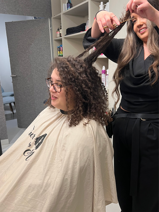 Curl cut mellem langt hår