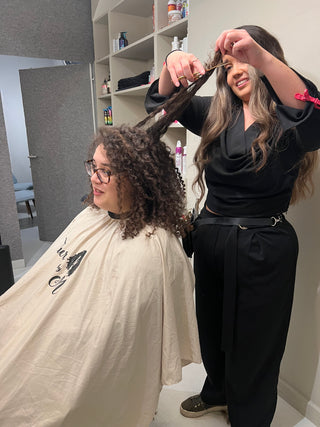 Curl cut mellem langt hår